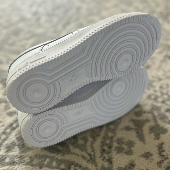 NWOT NIKE Air Force 1 '07 Sneakers- White W9.5/M8 - Picture 9 of 16